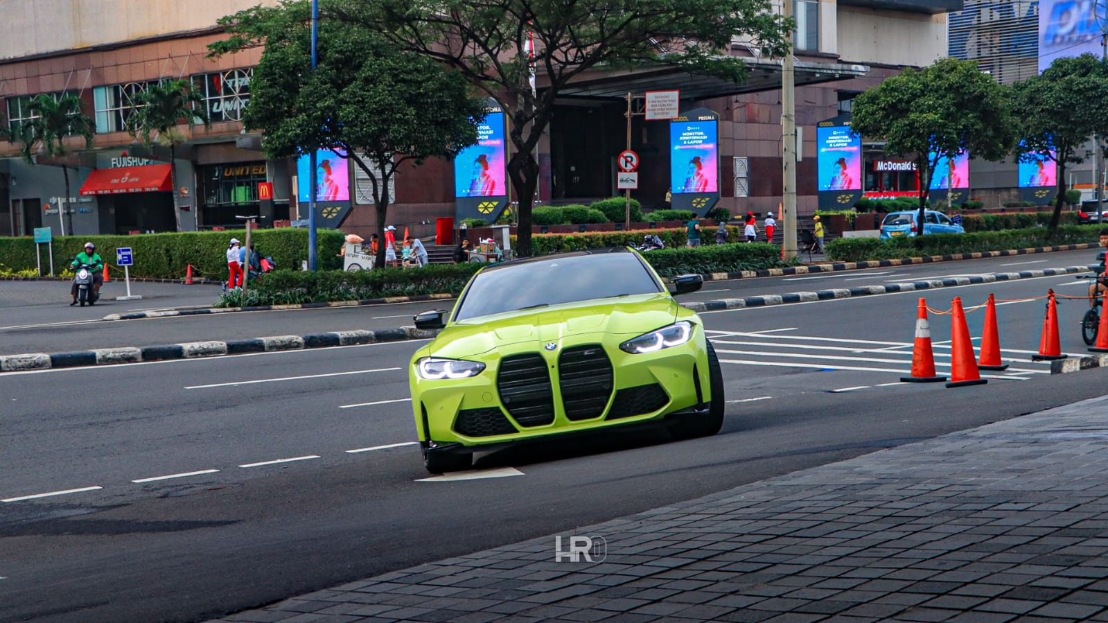 BMW tetap berkelas dan menebar pesona