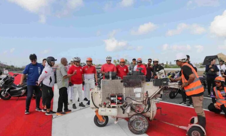 Jelang MotoGP Indonesia, lintasan Sirkuit Pertamina Mandalika mulai dicat