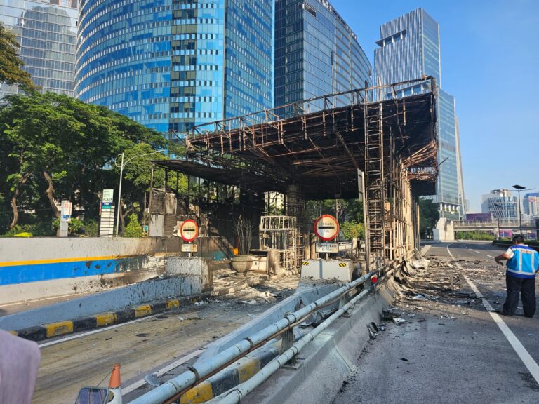 Jalan Tol Cawang-Tomang-Pluit Belum Normal Imbas Massa Unjuk Rasa Dengan Membakar Tujuh Gerbang Tol