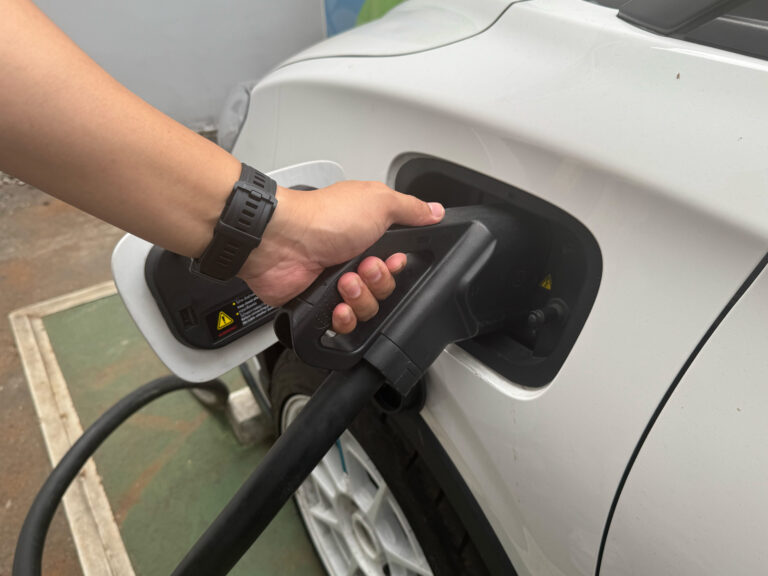 Tips Aman Mengatasi Charger Gun yang Tersangkut Saat Mengisi Daya NETA V-II